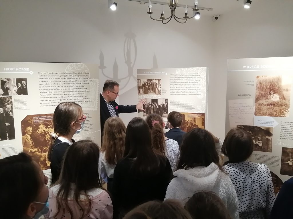 Uczniowie oglądają wystawę"Bohater polskiej sprawy gen.Sikorski"