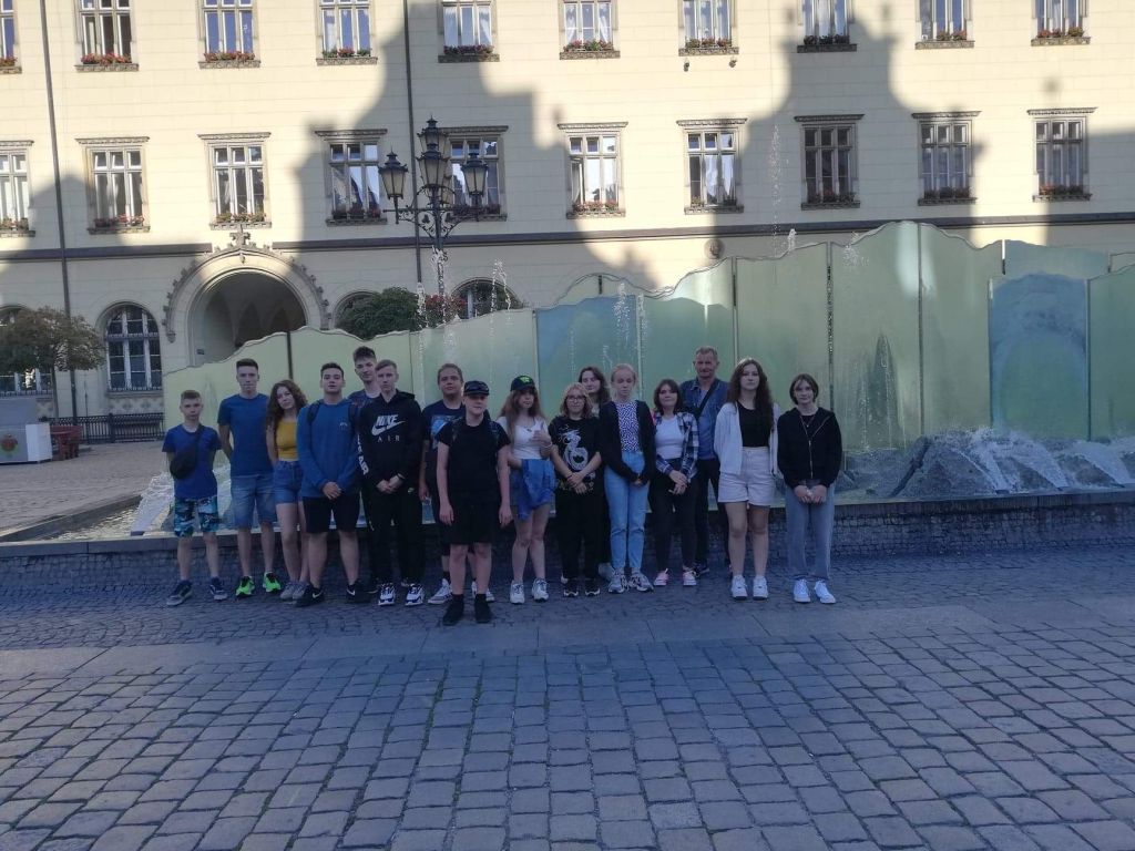 klasa 8 przy fontannie we Wrocławiu