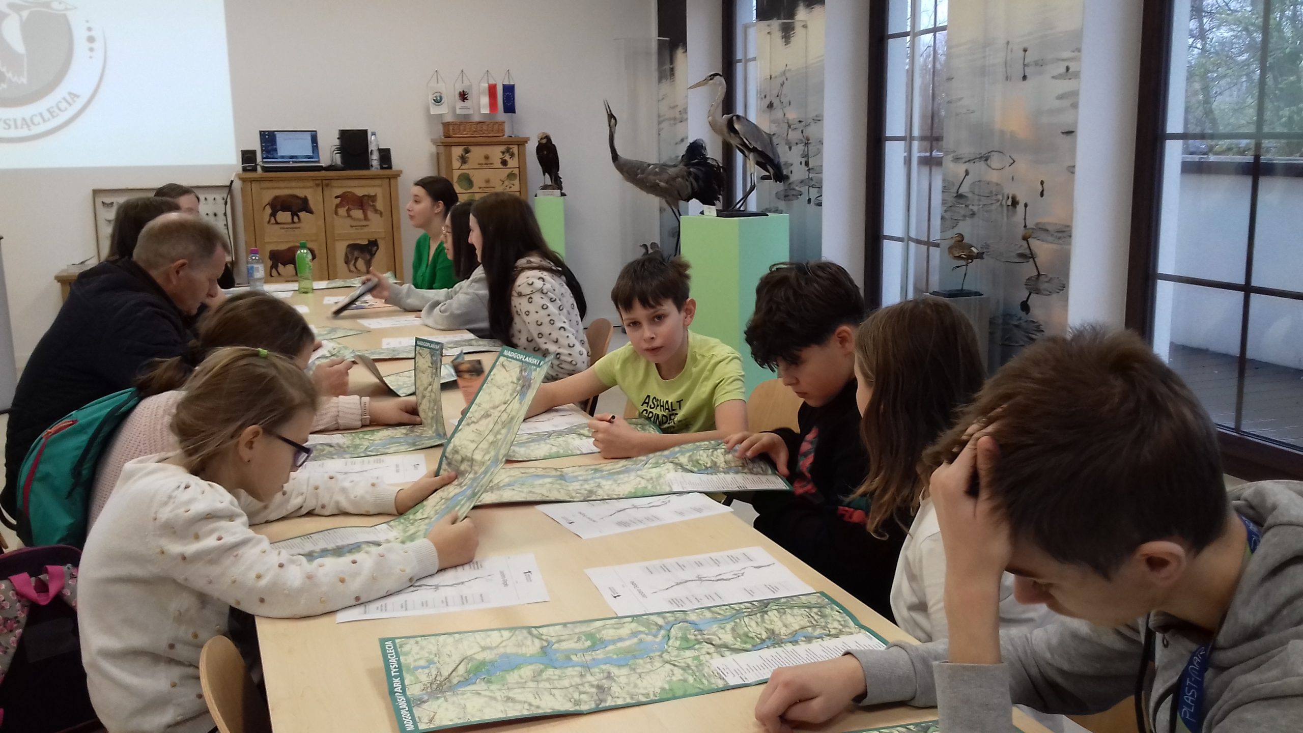 Uczniowie pracują z mapami
