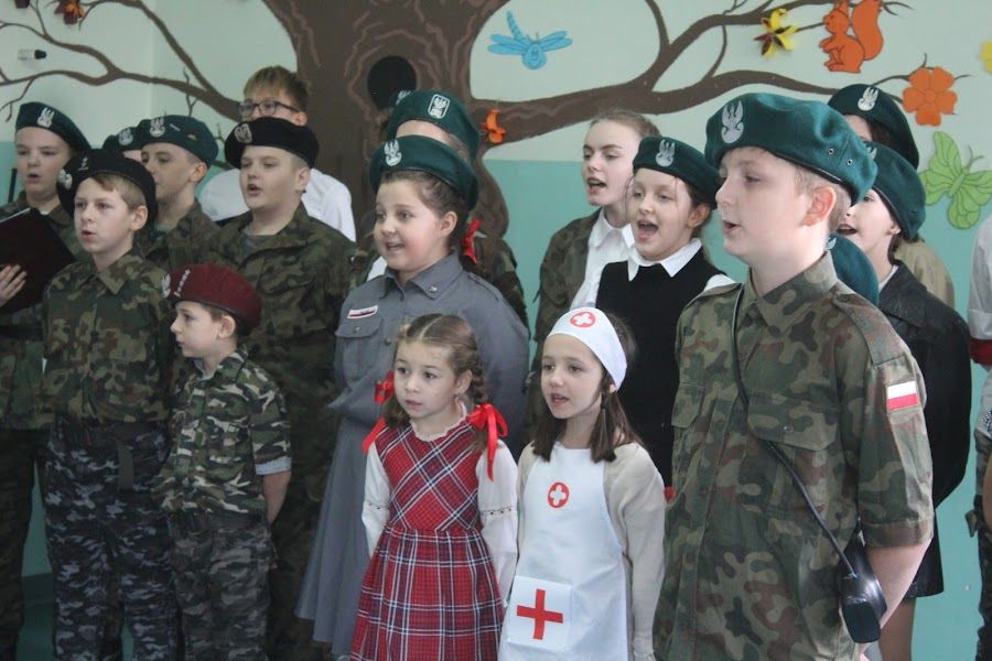 dzieci śpiewają pieśni patriotyczne
