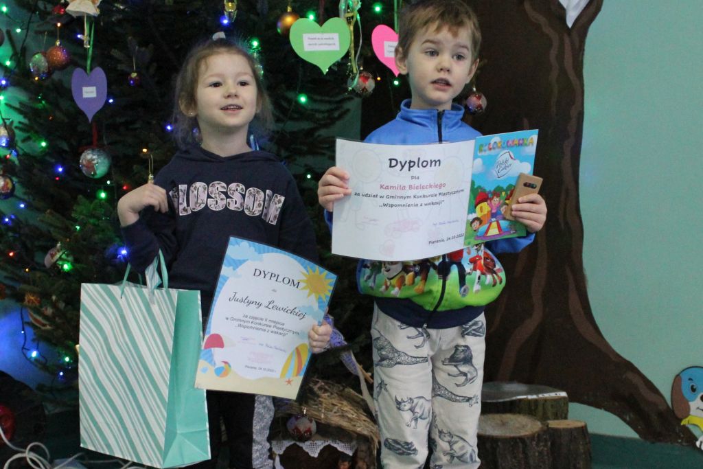 dzieci trzymają dyplomy i nagrody