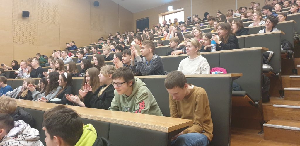 Uczniowie w sali wykładowej na UMK w Toruniu